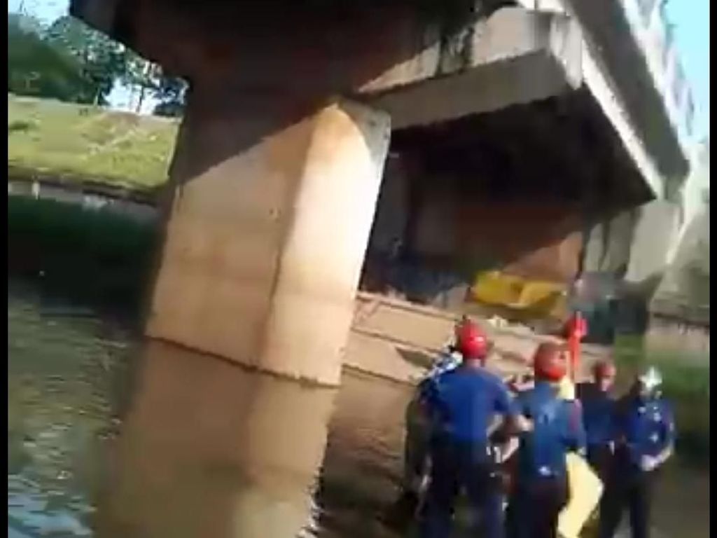 Bocah yang Hanyut di Kali Cipinang Ditemukan Tewas di KBT Duren Sawit Bocah yang Hanyut di Kali Cipinang Ditemukan Tewas di KBT Duren Sawit