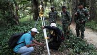 TNI Kawal Pengukuran Patok Batas Negara di Desa Aji Kuning