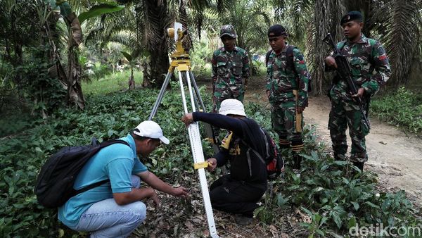 TNI Kawal Pengukuran Patok Batas Negara di Desa Aji Kuning