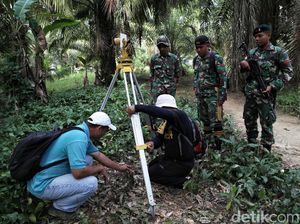 TNI Kawal Pengukuran Patok Batas Negara di Desa Aji Kuning TNI Kawal Pengukuran Patok Batas Negara di Desa Aji Kuning