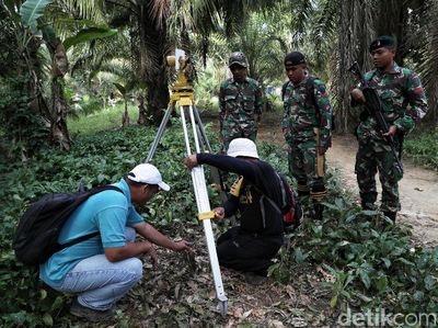 TNI Kawal Pengukuran Patok Batas Negara di Desa Aji Kuning