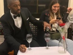 Romantis! Pria Ini Sering Ajak Makan Penumpang di Kereta