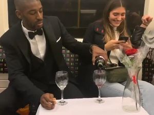 Romantis! Pria Ini Sering Ajak Makan Penumpang di Kereta Romantis! Pria Ini Sering Ajak Makan Penumpang di Kereta