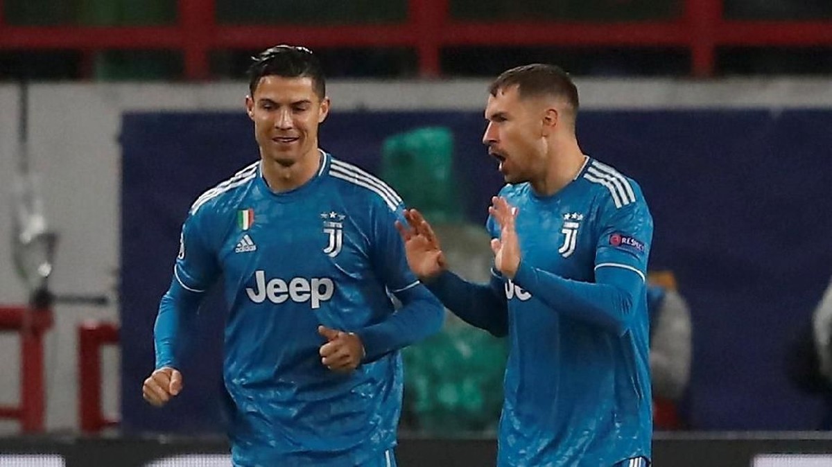 Aaron Ramsey sudah minta maaf pada Cristiano Ronaldo karena mencuri gol-nya. (Foto: Maxim Shemetov / Reuters)