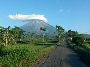 Gunung Semeru Bertopi, Netizen Tanya Kapan Jalur Dibuka Lagi Gunung Semeru Bertopi, Netizen Tanya Kapan Jalur Dibuka Lagi