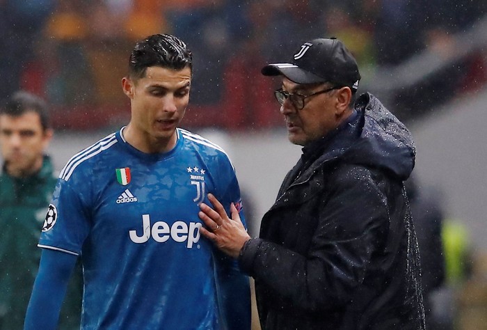 Cristiano Ronaldo Soccer Football - Champions League - Group D - Lokomotiv Moscow v Juventus - RZD Arena, Moscow, Russia - November 6, 2019 Juventus' Cristiano Ronaldo walks past Maurizio Sarri after he is substituted for Paulo Dybala REUTERS/Maxim Shemetov
