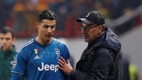 Yang ini adalah di laga Juventus vs Lokomotiv Moskow 2019. Maurizio Sarri menarik keluar Ronaldo di menit ke-81. Foto: REUTERS/Maxim Shemetov
