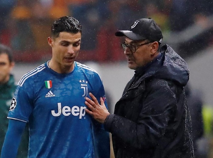 Soccer Football - Champions League - Group D - Lokomotiv Moscow v Juventus - RZD Arena, Moscow, Russia - November 6, 2019  Juventus' Cristiano Ronaldo walks past Maurizio Sarri after he is substituted for Paulo Dybala   REUTERS/Maxim Shemetov
