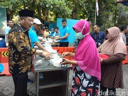 Warga Sidoarjo Berebut Bandeng Murah Jelang Maulud Nabi