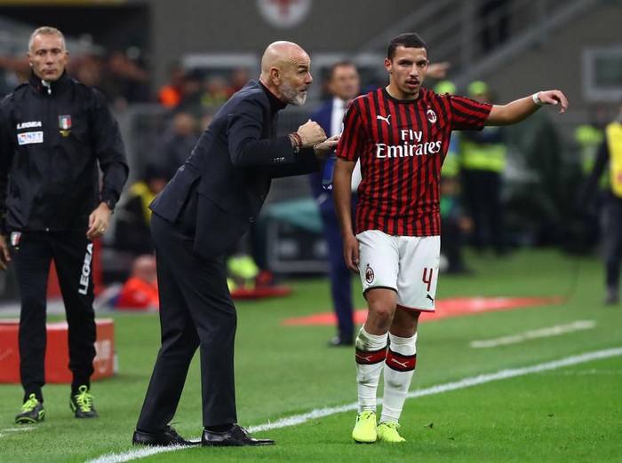 MILAN, ITALY - OCTOBER 31:  AC Milan coach Stefano Pioli issues instructions to his player Ismael Bennacer during the Serie A match between AC Milan and SPAL at Stadio Giuseppe Meazza on October 31, 2019 in Milan, Italy.  (Photo by Marco Luzzani/Getty Images)