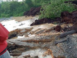 Jalan Beraspal di Siak Riau Mendadak Ambles, Truk Terjebak
