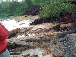 Jalan Beraspal di Siak Riau Mendadak Ambles, Truk Terjebak