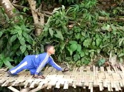 Pernah Disorot Jokowi, Adul Masih Merangkak Menuju Sekolah