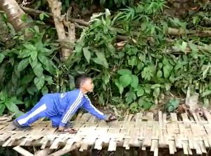 Pernah Disorot Jokowi, Adul Masih Merangkak Menuju Sekolah Pernah Disorot Jokowi, Adul Masih Merangkak Menuju Sekolah