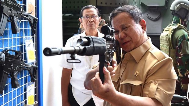 Menteri Pertahanan Prabowo Subianto melakukan kunjungan ke PT Pindad yang berlokasi di Bandung, Jawa Barat, Rabu (6/11).