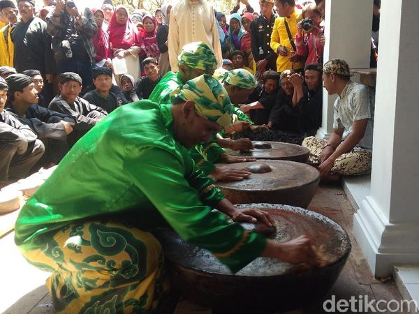 Foto: Berharap Berkah Air Cucian Gamelan Keraton Cirebon
