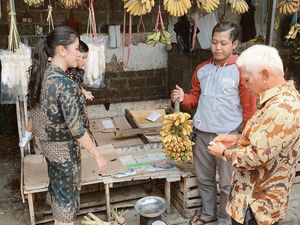 Hatta Rajasa Borong Pisang di Pinggir Jalan Demi Cucu Tercinta