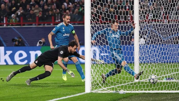 Aaron Ramsey dianggap mencuri gol yang seharusnya diciptakan oleh Cristiano Ronaldo (Foto: REUTERS/Evgenia Novozhenina) Aaron Ramsey dianggap mencuri gol yang seharusnya diciptakan oleh Cristiano Ronaldo (Foto: REUTERS/Evgenia Novozhenina)