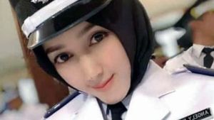 Gaya Hijab Kepala Desa Cantik dari Lamongan yang Viral