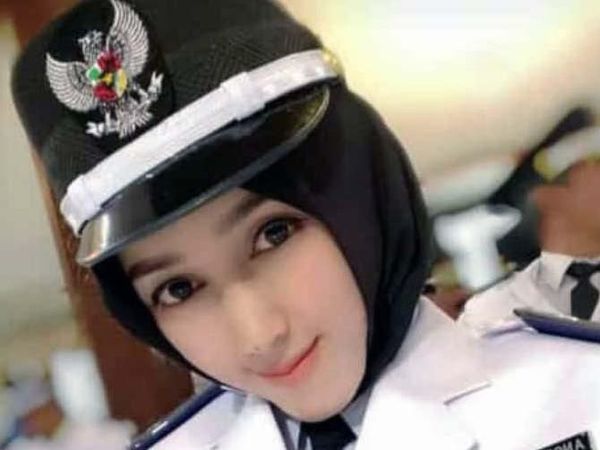 Gaya Hijab Kepala Desa Cantik dari Lamongan yang Viral