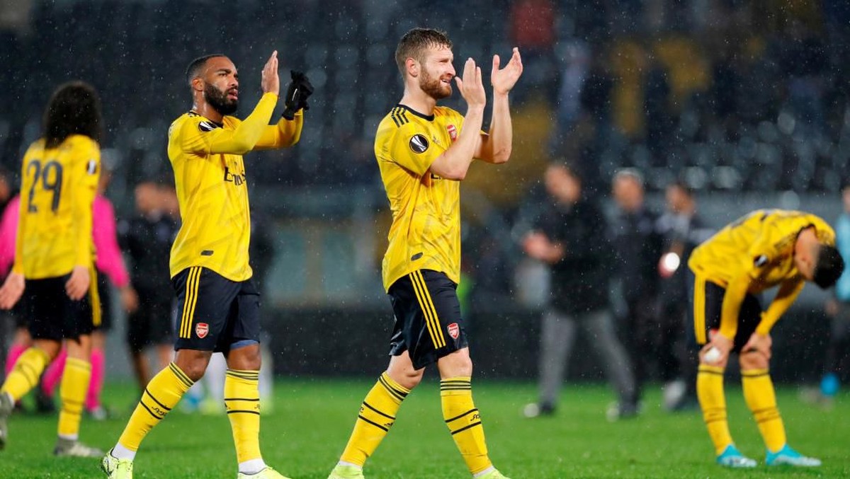 Bek Arsenal Shkodran Mustafi tampak mempertanyakan taktik manajer Unai Emery. (Foto: Paul Childs / Action Images via Reuters)