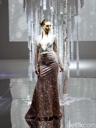 Rancangan busana Ivan Gunawan di IPMI Trend Show 2020. Foto: Mohammad Abduh/Wolipop Rancangan busana Ivan Gunawan di IPMI Trend Show 2020. Foto: Mohammad Abduh/Wolipop