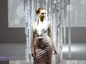 Gabung dengan IPMI, Ivan Gunawan Hadirkan Gaun Glamor dengan Twist Edgy