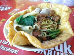 Mulur Renyah Mie Ayam Hijau Dalam Mangkuk Pangsit