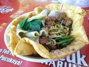 Mulur Renyah Mie Ayam Hijau Dalam Mangkuk Pangsit Mulur Renyah Mie Ayam Hijau Dalam Mangkuk Pangsit