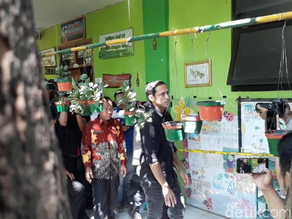 Viral Gaya Busana Nadiem yang Tak Seperti Pejabat, Ini Komentar Istrinya Viral Gaya Busana Nadiem yang Tak Seperti Pejabat, Ini Komentar Istrinya
