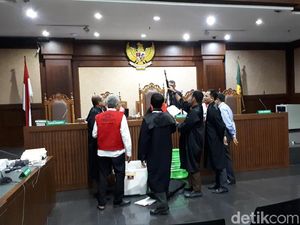 Jaksa Pamerkan Senjata Laras Panjang Barbuk di Sidang Habil Marati Jaksa Pamerkan Senjata Laras Panjang Barbuk di Sidang Habil Marati