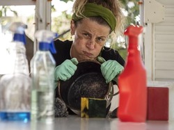 7 Cara Bersihkan Panci Gosong dan Berkerak Pakai Bahan Alami