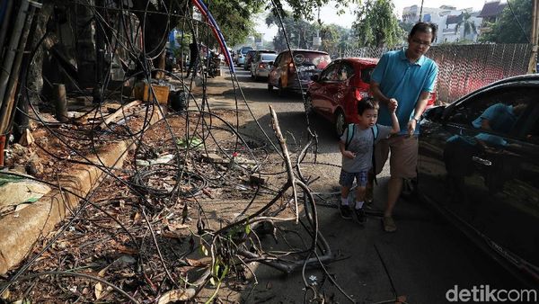 Semrawutnya Jaringan Kabel di Kelapa Gading Kirana