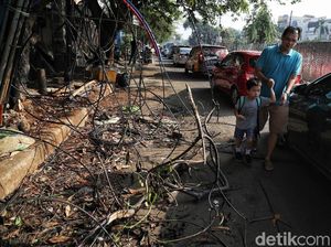 Semrawutnya Jaringan Kabel di Kelapa Gading Kirana