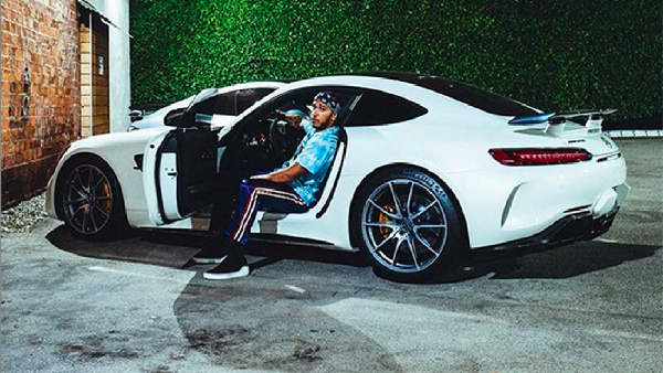 Mau Lepas Mobil Mewah yang Mana Lewis?