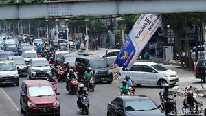 Duh... Ada Spanduk Gelantungan di JPO Pal Putih
