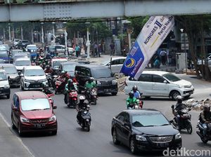 Duh... Ada Spanduk Gelantungan di JPO Pal Putih