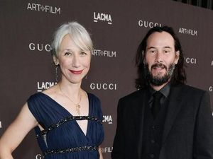 Ini Alasan Pacar Keanu Reeves Biarkan Rambutnya Memutih Ini Alasan Pacar Keanu Reeves Biarkan Rambutnya Memutih