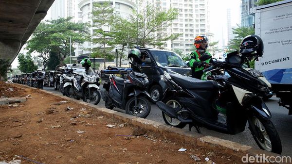 Lagi-lagi Motor Parkir Sembarangan di Kolong JLNT Kuningan
