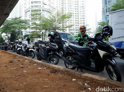 Lagi-lagi Motor Parkir Sembarangan di Kolong JLNT Kuningan