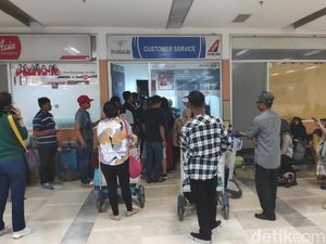 Ratusan Penumpang Sriwijaya Air Telantar di Bandara Makassar Ratusan Penumpang Sriwijaya Air Telantar di Bandara Makassar