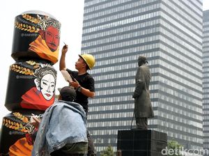 Tiang Bergambar Ondel-ondel Percantik Taman Dukuh Atas