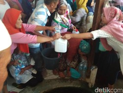Warga Sempat Rebutan Air Bekas Cuci Gamelan Keraton Cirebon