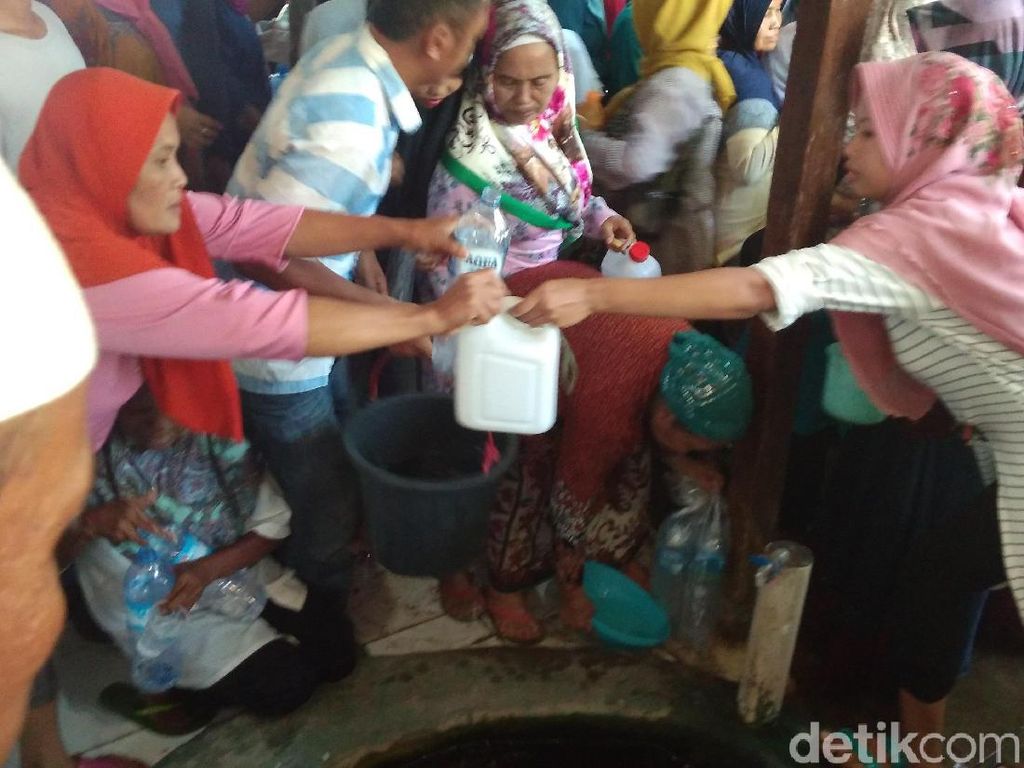 Warga Sempat Rebutan Air Bekas Cuci Gamelan Keraton Cirebon Warga Sempat Rebutan Air Bekas Cuci Gamelan Keraton Cirebon
