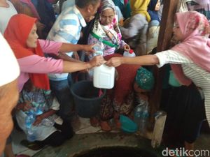 Warga Sempat Rebutan Air Bekas Cuci Gamelan Keraton Cirebon Warga Sempat Rebutan Air Bekas Cuci Gamelan Keraton Cirebon
