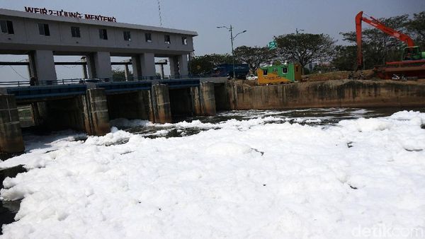 Bagai Salju, Begini Penampakan Lautan Busa di BKT Cakung