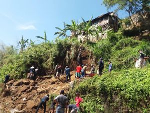 Jalan Desa Ciwaruga Bandung Barat Putus Tertimbun Longsor