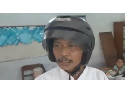 Mas Nadiem, Guru Ini Pakai Helm Takut Gedungnya Ambruk