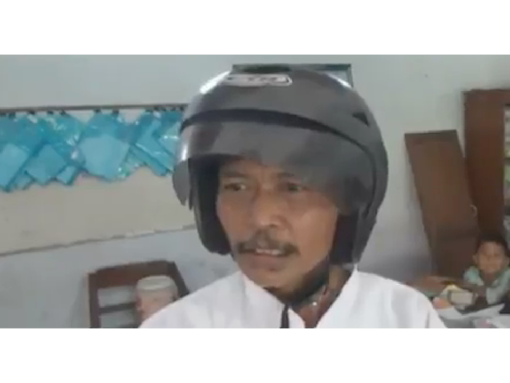 Mas Nadiem, Guru Ini Pakai Helm Takut Gedungnya Ambruk Mas Nadiem, Guru Ini Pakai Helm Takut Gedungnya Ambruk