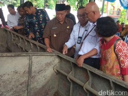 Kemendikbud Secara Resmi Serahkan Perahu Baja ke Pemkab Lamongan